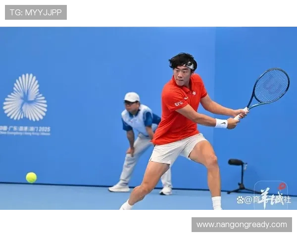 网球赛场最新动态：顶尖选手激战全锦标赛精彩瞬间